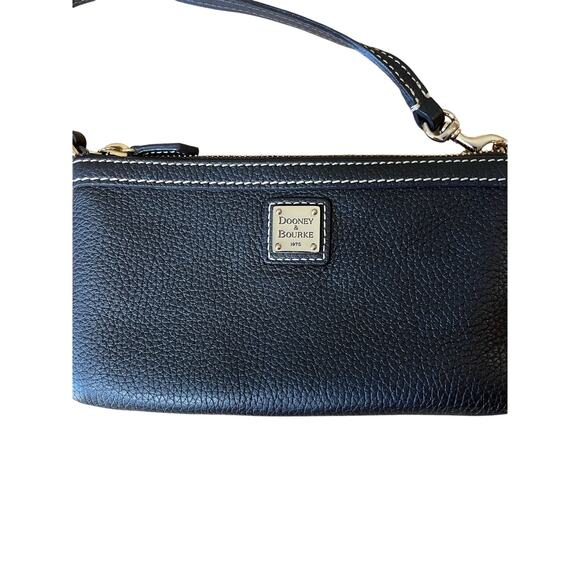 Dooney & Bourke | Pebble Grain Slim Wristlet in Black Leather - Picture 2 of 6